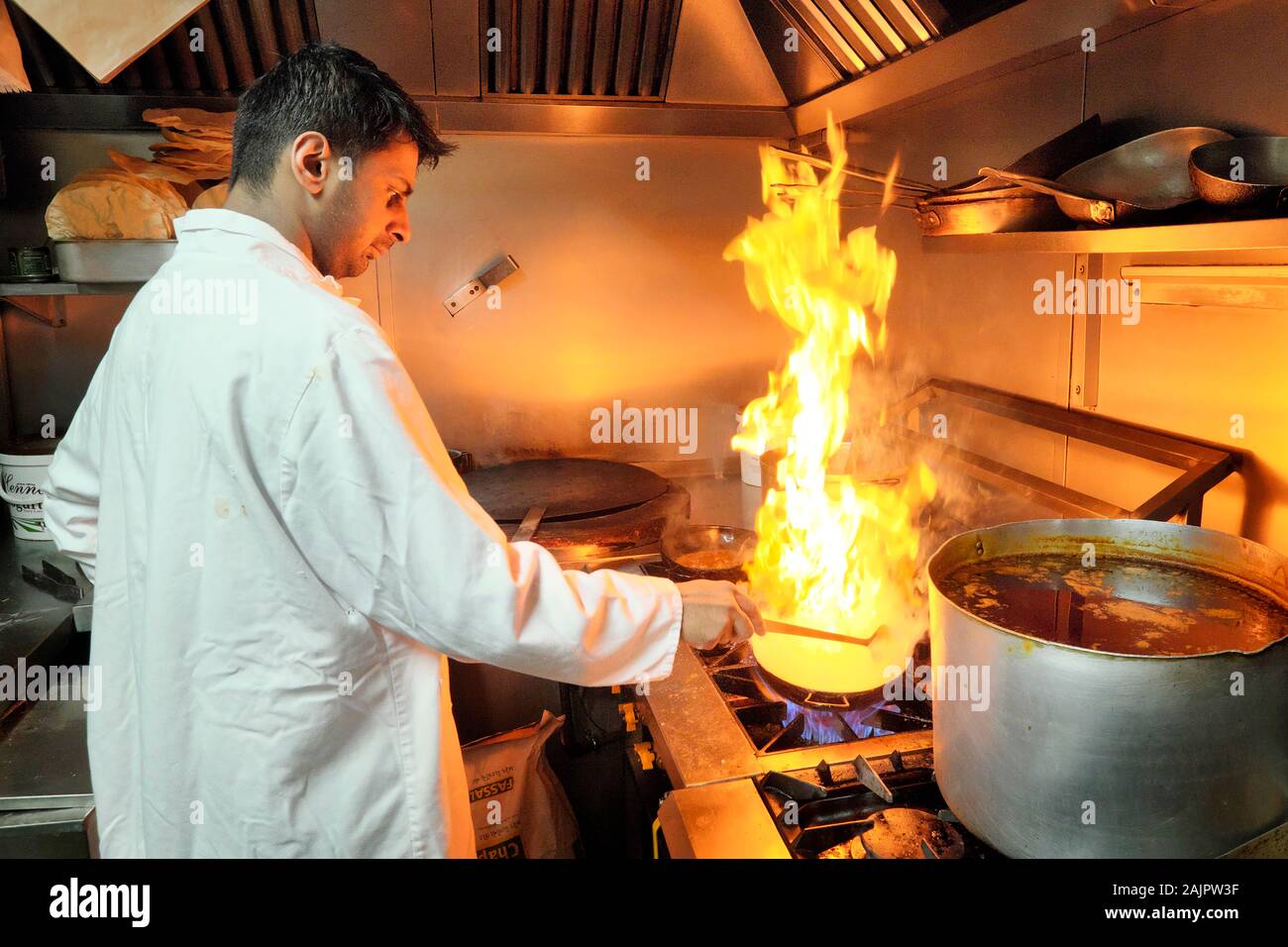 Küchenchef ein Balti mit hohen brennenden Flammen, Shababs Balti indischen Restaurant, Balti Triangle, Birmingham, West Midlands, England, Großbritannien, Europa Stockfoto