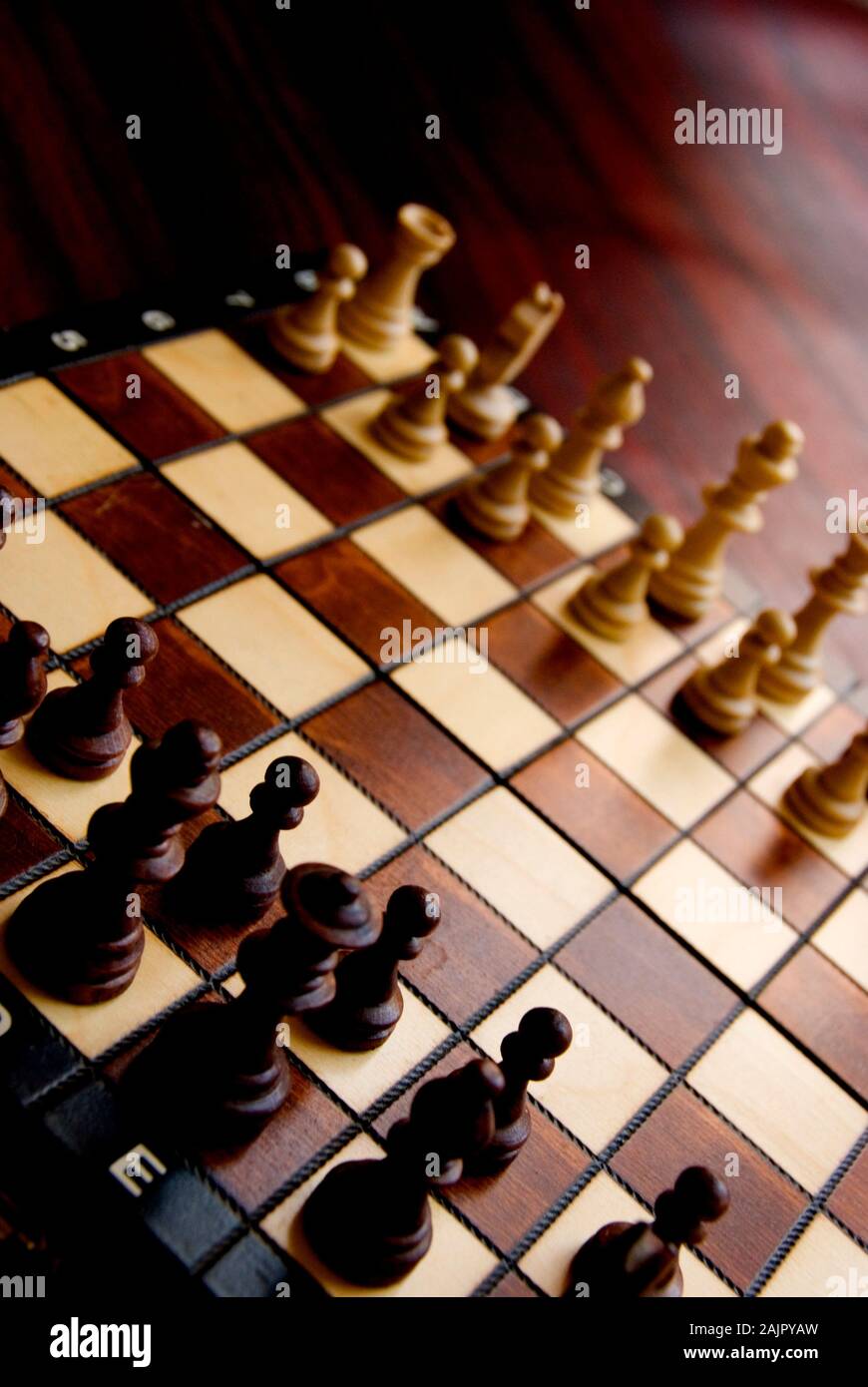 Schräger Blick auf ein Schachbrett mit alle Stücke bereit, um das Spiel zu starten Stockfoto