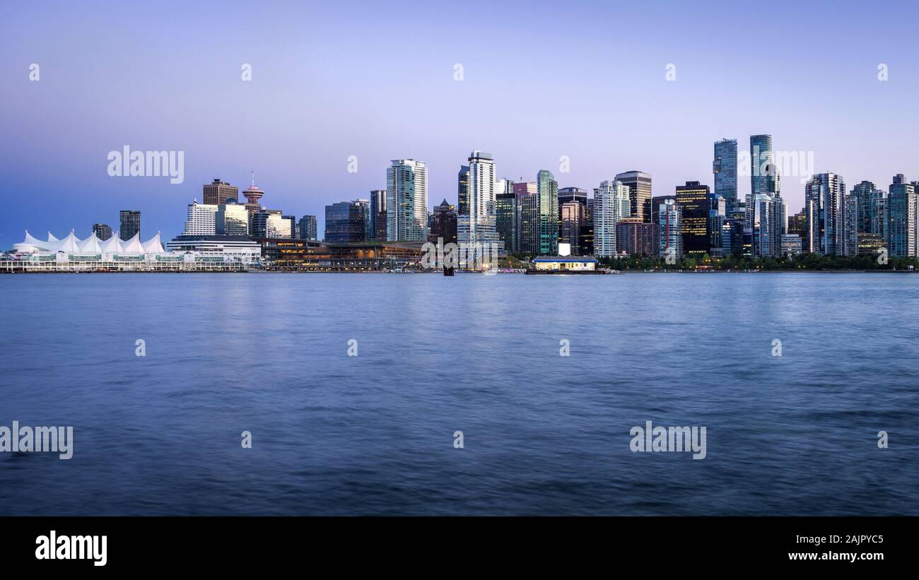 Skyline von Vancouver in der Dämmerung in Vancouver, British Columbia, Kanada. Stockfoto