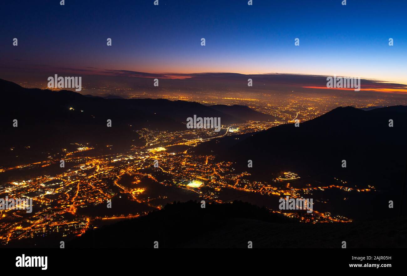 Lichter der Poebene bei Sonnenuntergang vom Flugzeug aus gesehen Stockfoto