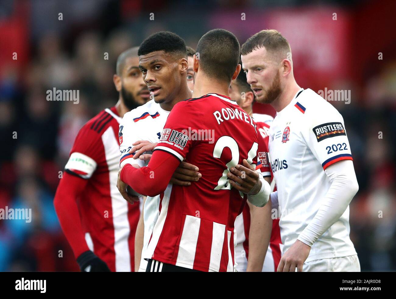 Fylde's Kyle Jameson (links) und Sheffield United Jack Rodwell tussle vor eine Ecke im FA Cup in die dritte Runde an Bramall Lane, Sheffield. Stockfoto