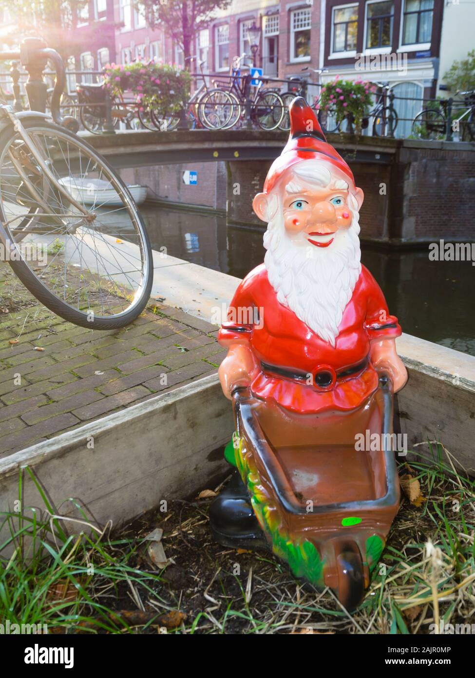 Urban Gardening mit ein gartenzwerg auf einem Streifen von Grün in Amsterdams alten Viertel Jordaan. Stockfoto