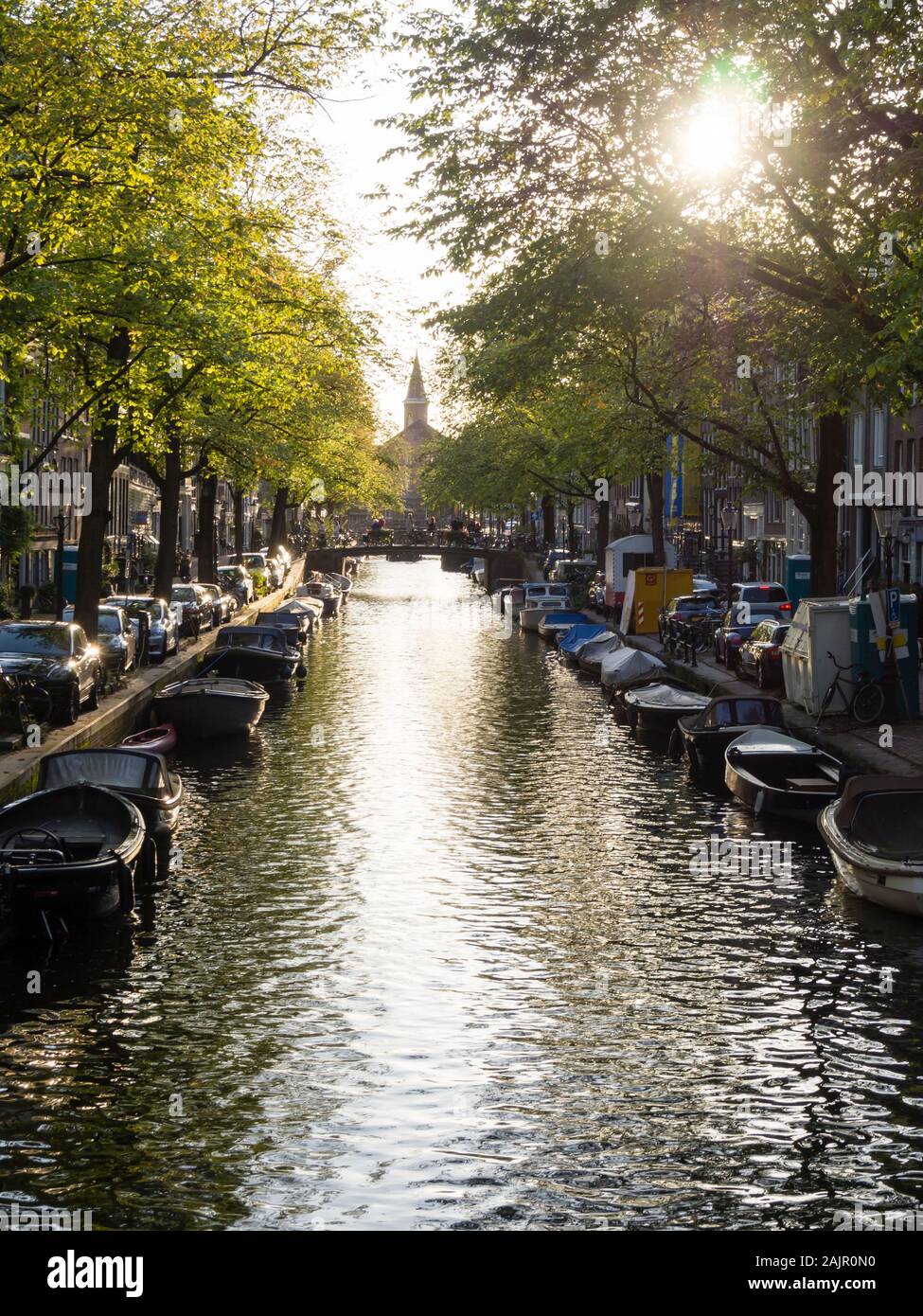 Ruhiger Abend Szene mit der Sonne, die auf dem Amsterdamer Bloemgracht in der Altstadt von der niederländischen Stadt Viertel Jordaan. Stockfoto