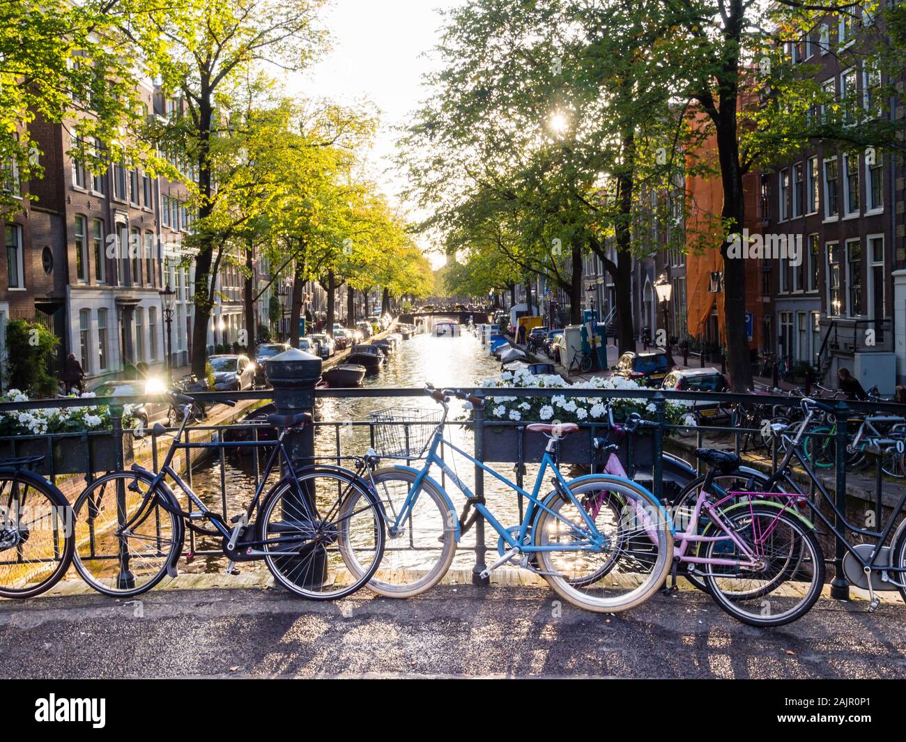 Abgestellte Fahrräder auf der Kanalbrücke in Amsterdams alten Jordaan Viertel (egelantiersgracht) Stockfoto