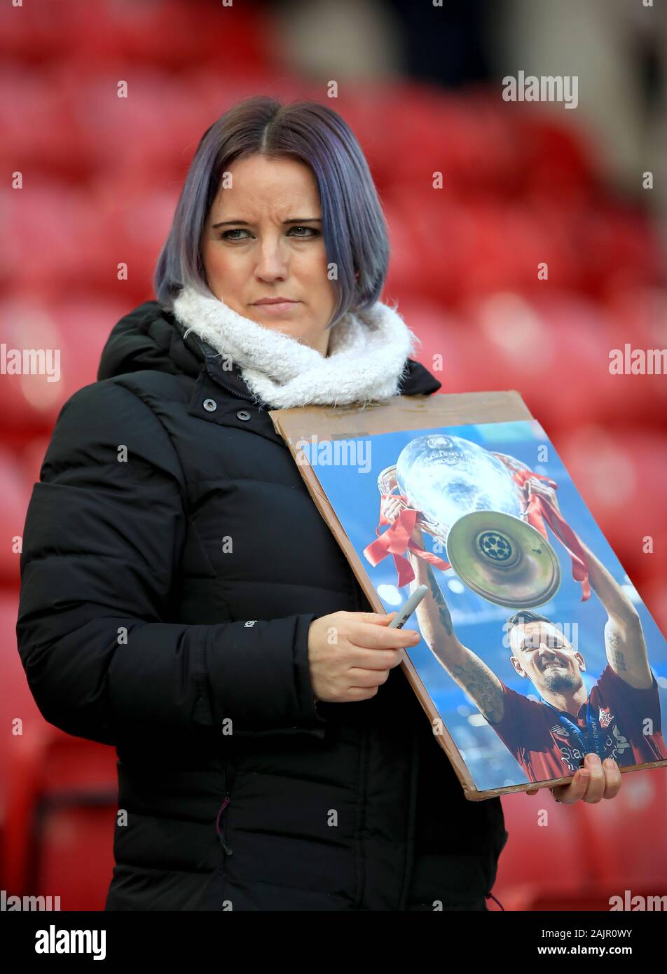 Ein Liverpool Fan auf der Tribüne vor dem FA Cup in der dritten Runde in Liverpool, Liverpool. Stockfoto