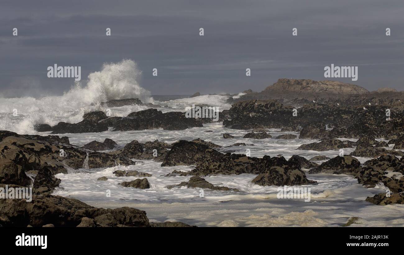 Herbst bewölkt Seascape. Nördlichen portugiesischen felsigen Küste. Stockfoto