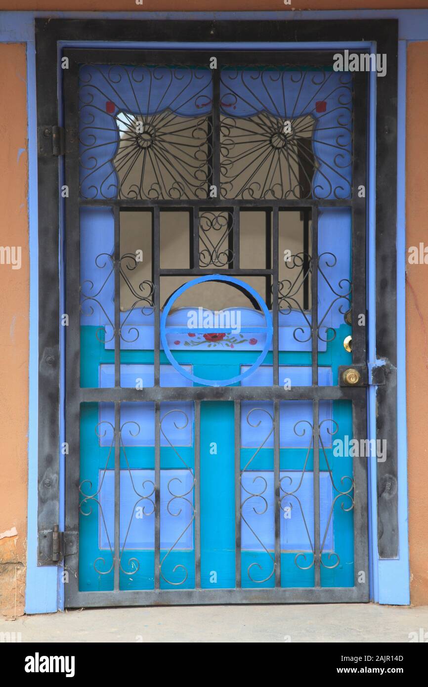 Südwestliche Architektur, Painted Door, Taos, New Mexico, USA Stockfoto