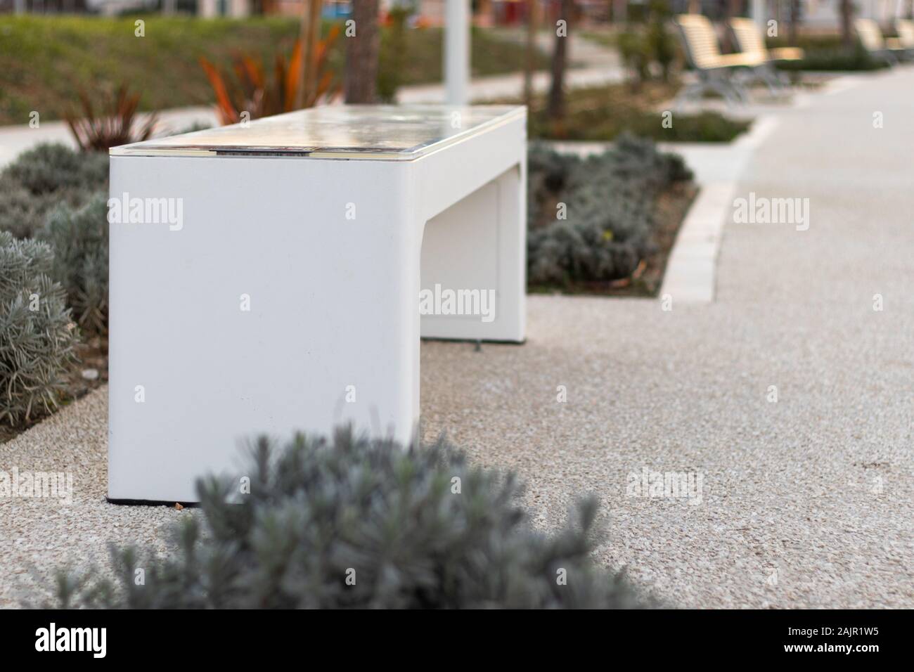 Weiß Bank in Stobrec, Kroatien. Solar weiß elegantes Design mit Anschlüssen für Smartphones mit Strom versorgt. Stockfoto