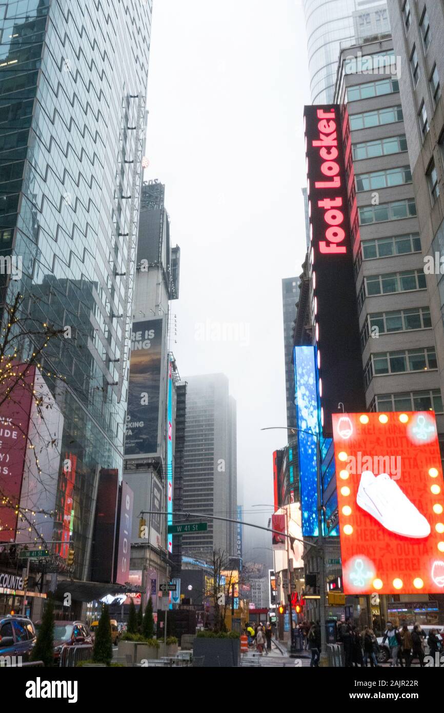 Die Sichtbarkeit ist verdunkelt durch dichten Nebel im Times Square, New York City, USA Stockfoto