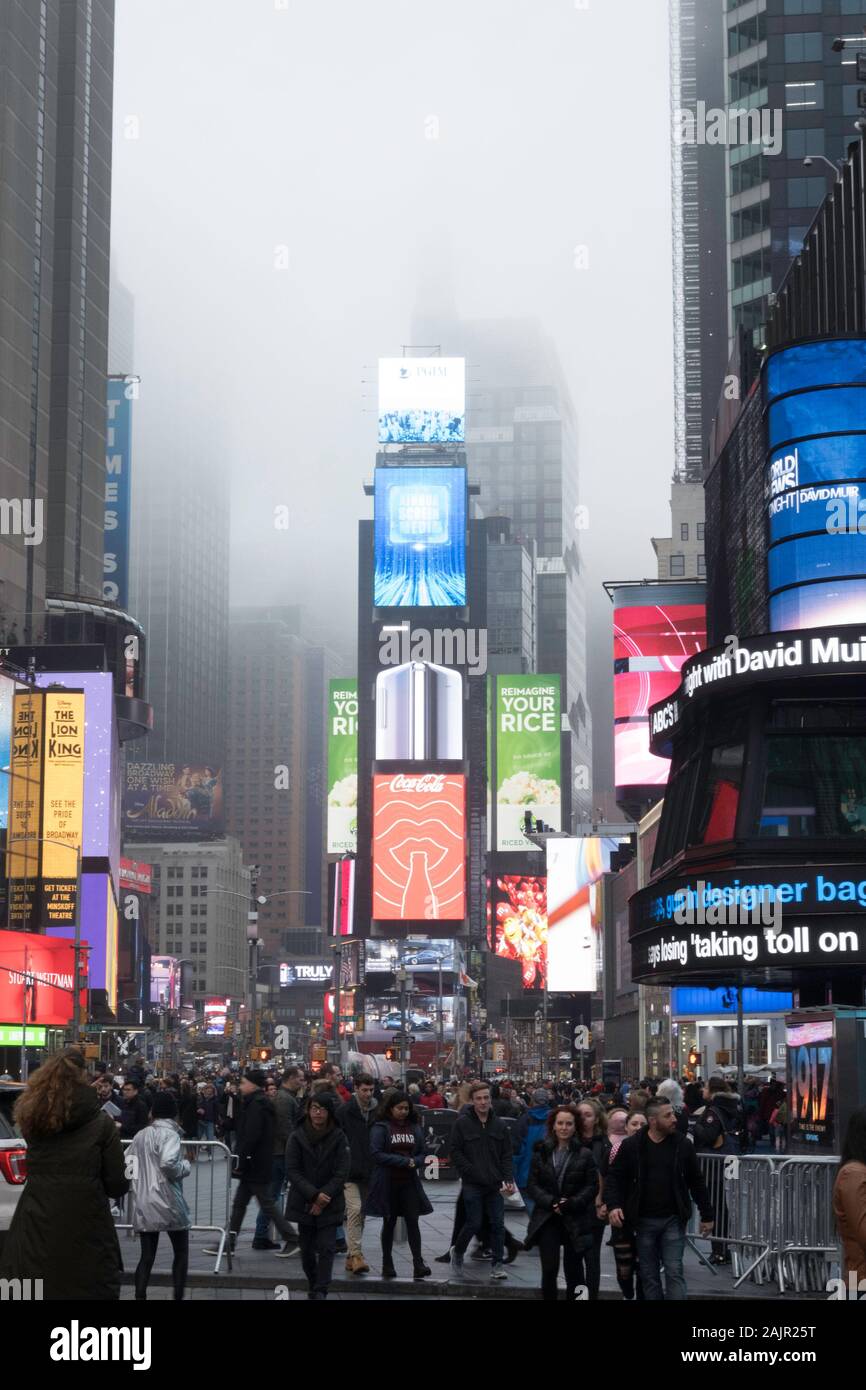Die Sichtbarkeit ist verdunkelt durch dichten Nebel im Times Square, New York City, USA Stockfoto
