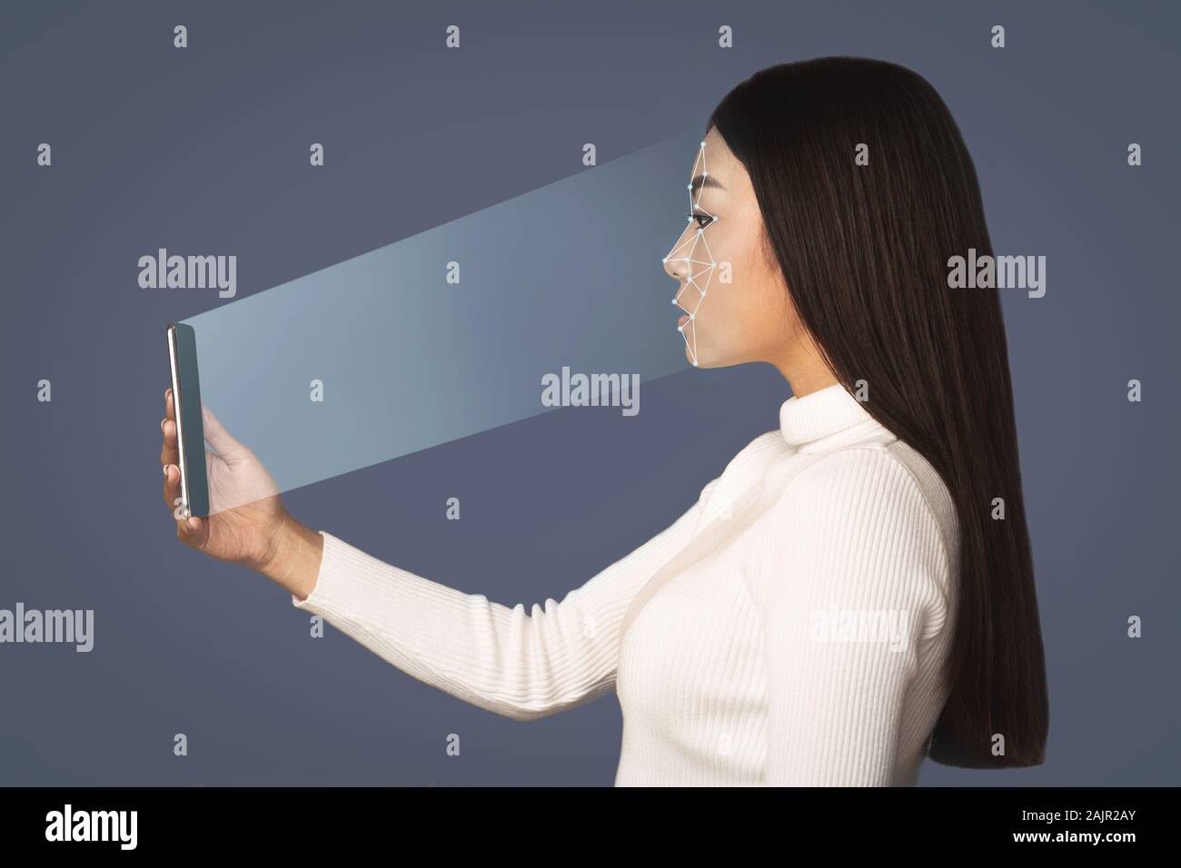 Mädchen scannen Gesicht mit Gesichtserkennung System auf dem Smartphone, Seitenansicht. Die biometrische Identifikation Konzept Stockfoto