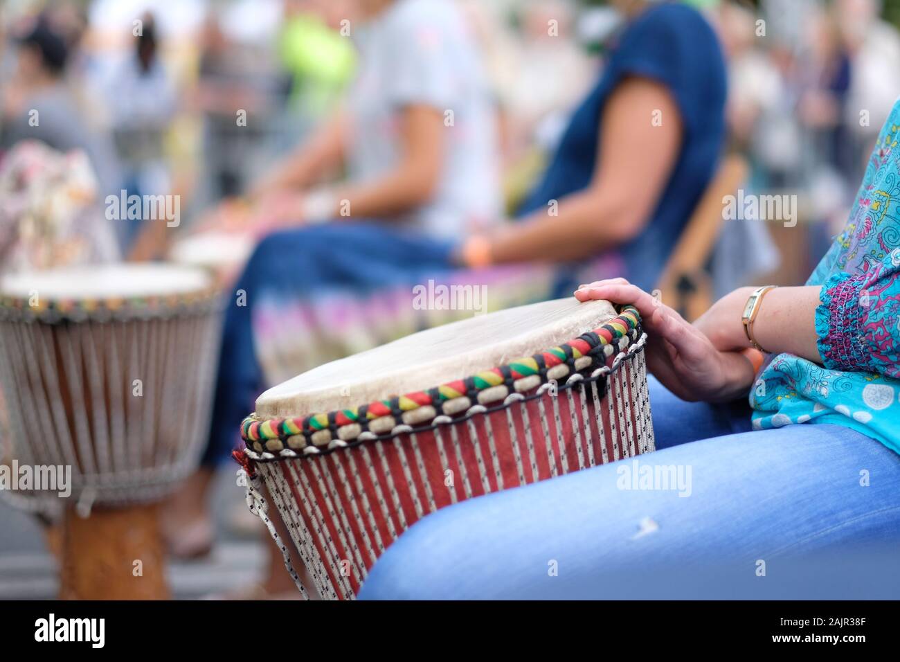 Hände von einem Musiker spielen auf eine afrikanische Djembe Trommel, percussion music Festival Stockfoto