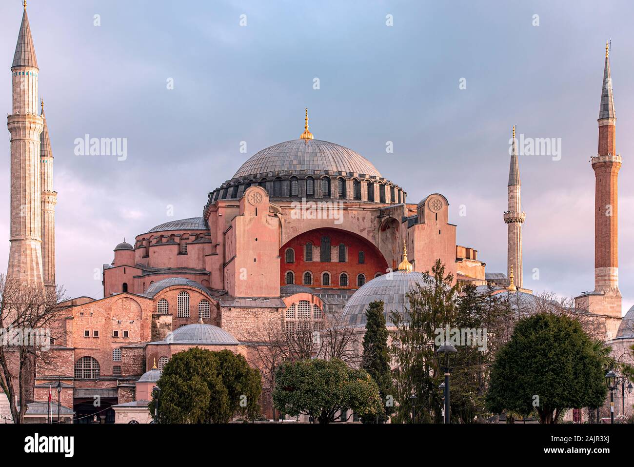 Fantastische Hagia Sophia oder Hagia Sophia Kirche der Heiligen Weisheit am Morgen mit Sonnenuntergang in Istanbul, Türkei Stockfoto