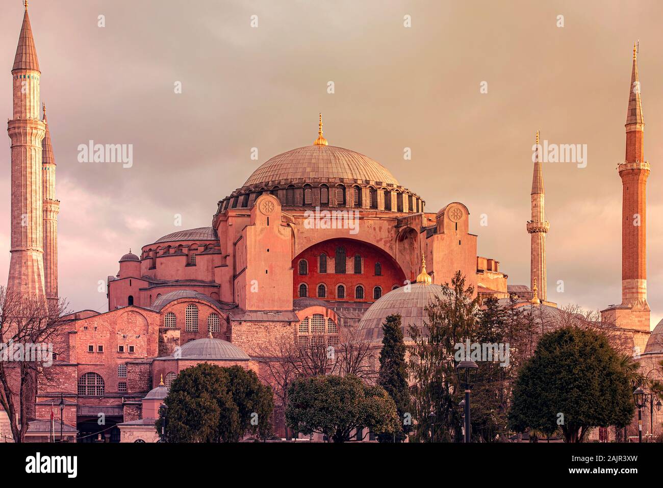 Fantastische Hagia Sophia oder Hagia Sophia Kirche der Heiligen Weisheit am Morgen mit Sonnenuntergang in Istanbul, Türkei Stockfoto