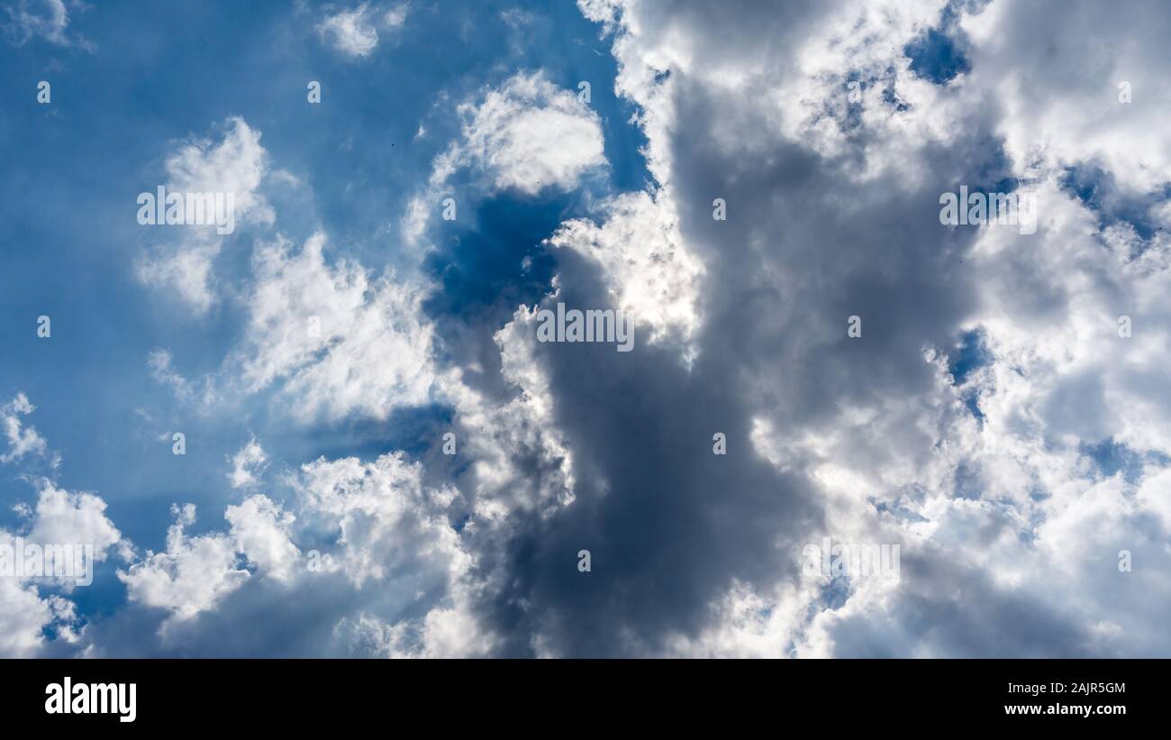 Cloudscape mit Sonne und Wolken vorbei Stockfoto