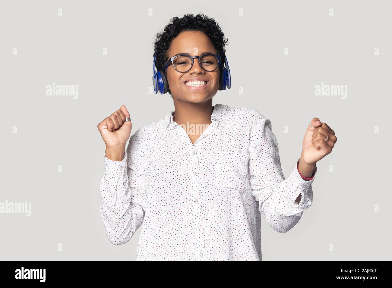 Afrikanische Frau Hören von Musik über Kopfhörer studio Shot Stockfoto