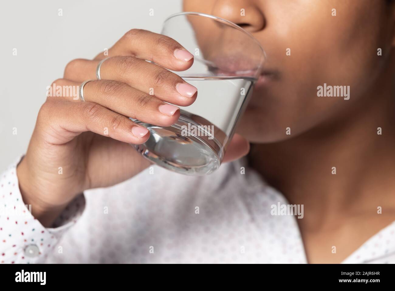 Nahaufnahme der afrikanischen Frauen trinken noch Wasser stillt Durst Stockfoto