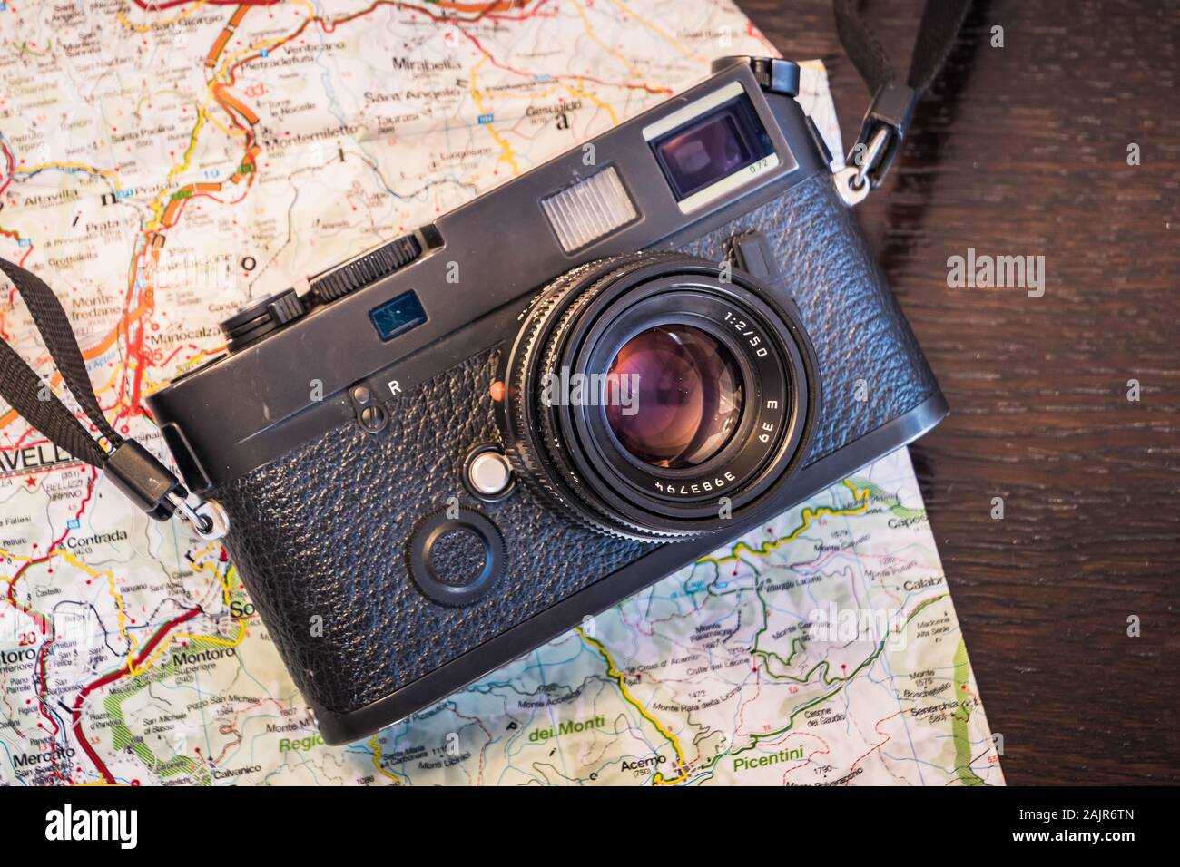 Reise Fotografie Konzept - Vintage Photo Kamera und Karte Stockfoto