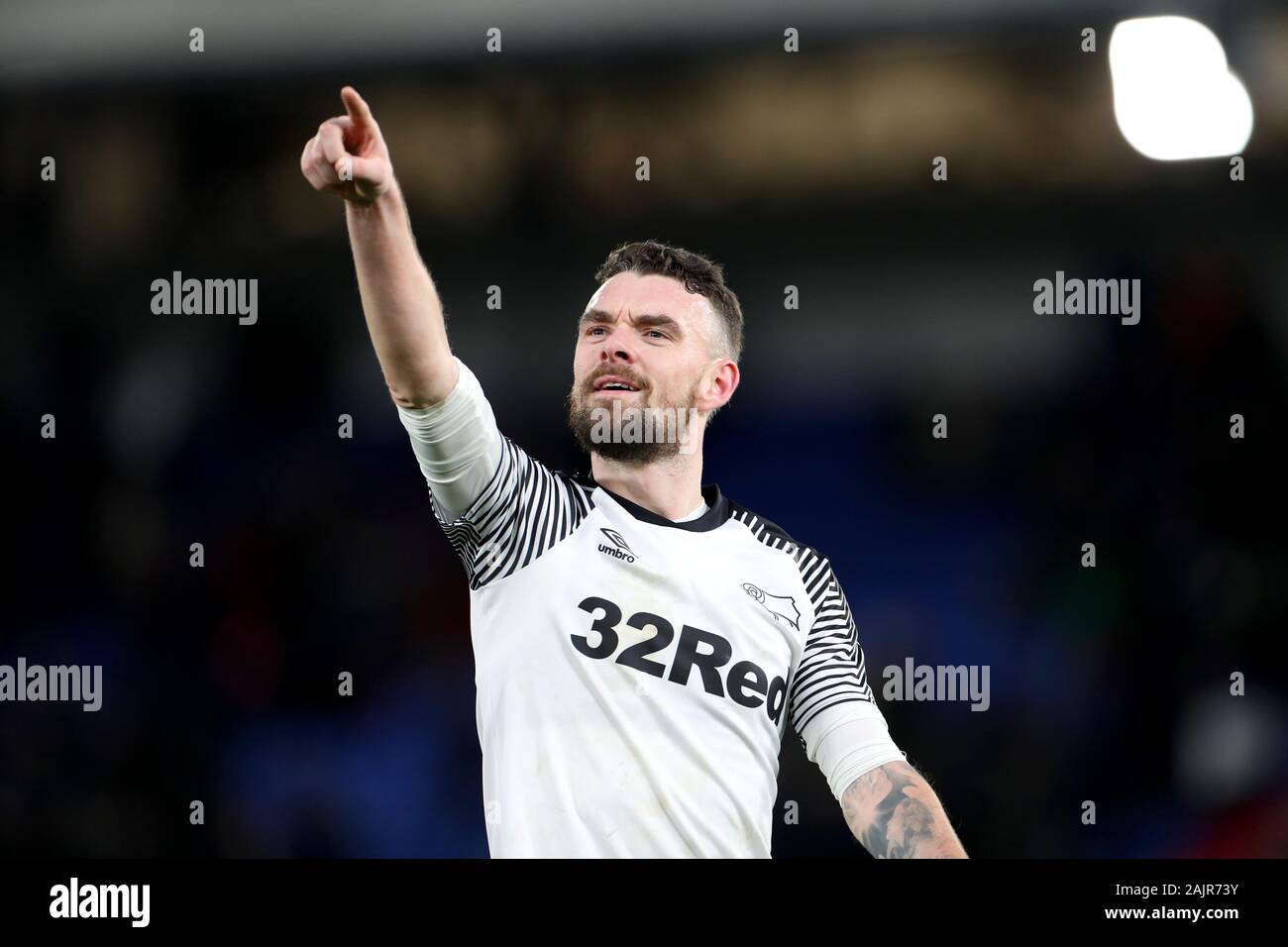 Von Derby County Scott Malone begrüßt die Fans nach dem Abpfiff des FA Cup in die dritte Runde am Selhurst Park, London. Stockfoto