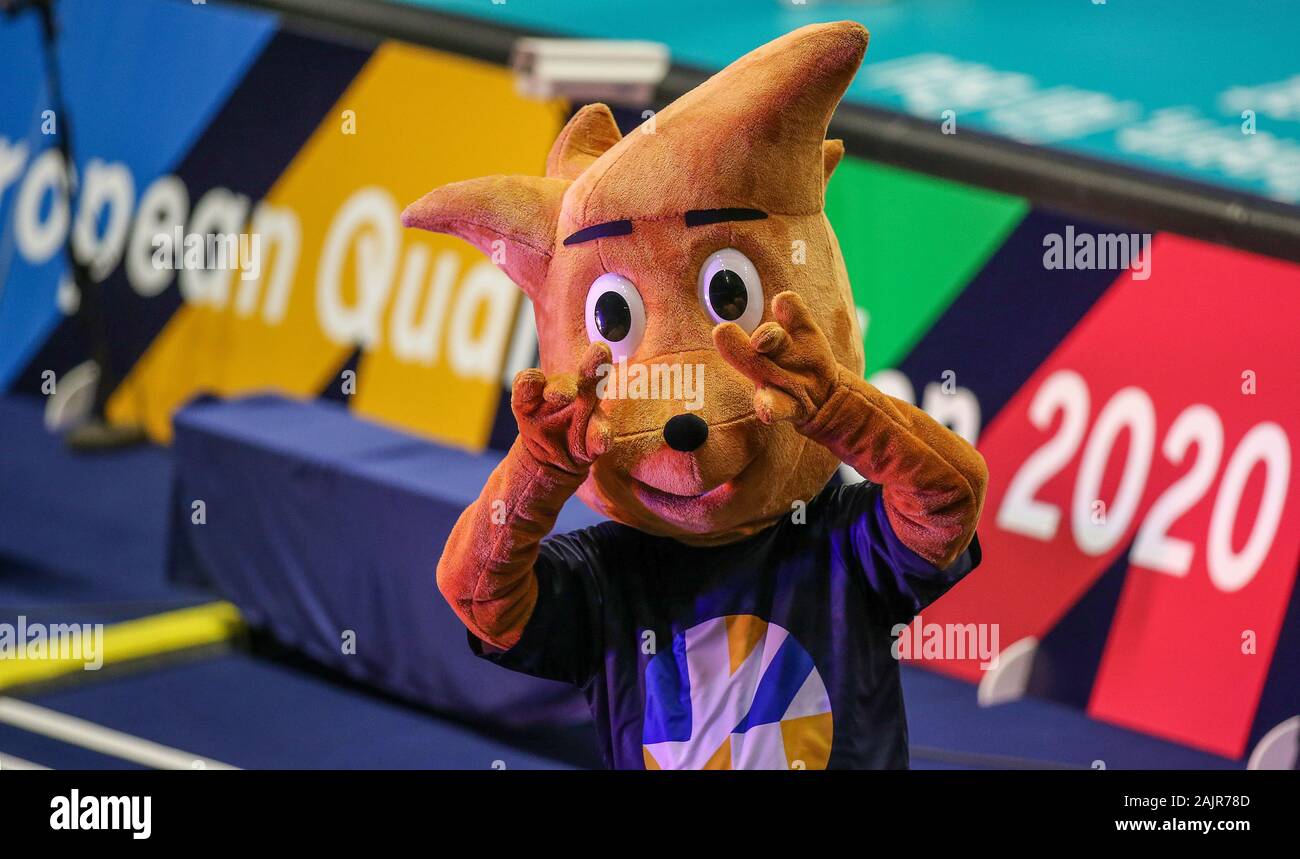 Berlin, Deutschland. 05 Jan, 2020. Volleyball, Männer: olympischen Qualifikation, Slowenien - Belgien, Vorrunde, Gruppe A, 1 Tag Spiel, Max-Schmeling-Halle. Das CEV Maskottchen Wellen, bevor das Spiel beginnt. Credit: Andreas Gora/dpa/Alamy leben Nachrichten Stockfoto