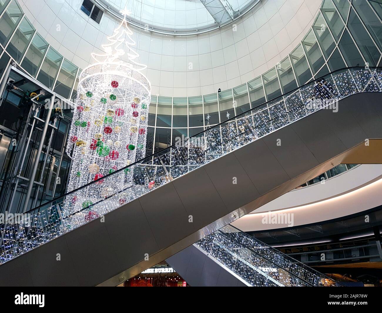 Weihnachtsschmuck und Girlanden in einem französischen Einkaufszentrum Stockfoto
