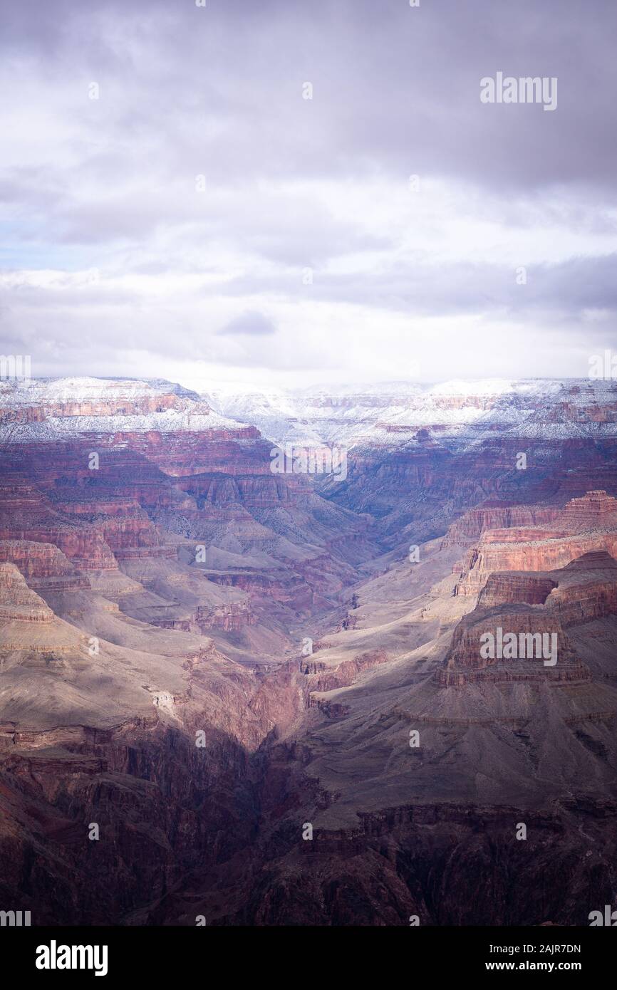 Moody's Aufnahme des Grand Canyon während eines bedeckten Wintertag. Stockfoto