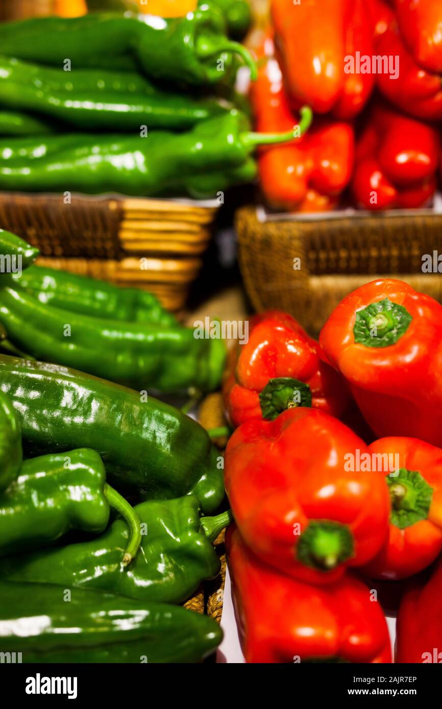Rote und grüne Paprika in einem Geschäft Stockfoto