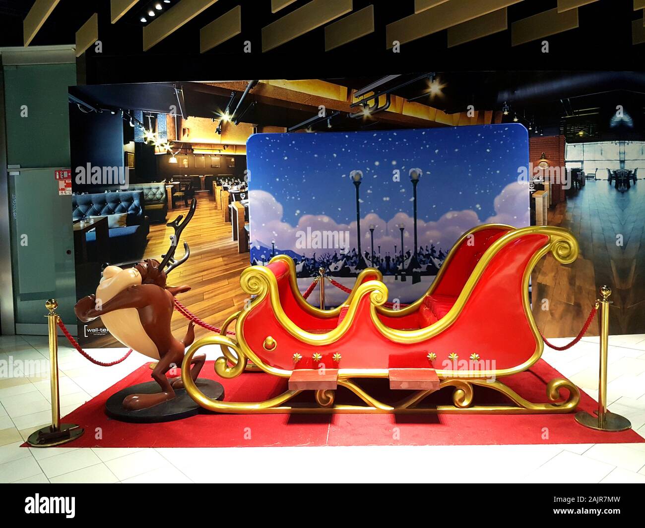 Weihnachtsschmuck und Girlanden in einem französischen Einkaufszentrum Stockfoto