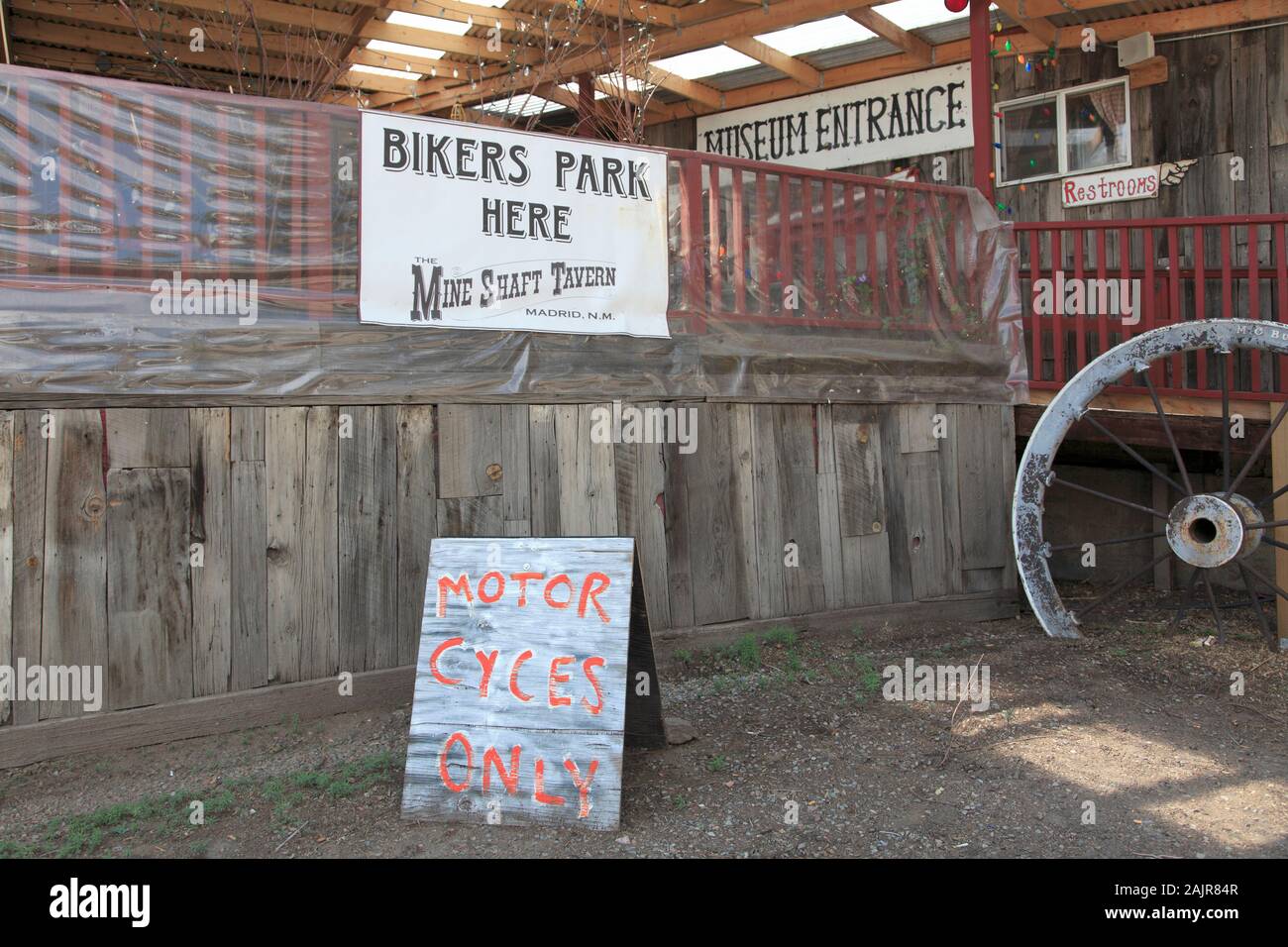 Motorrad parken, Bergwerkstollen Taverne, Madrid, ehemalige Bergbaustadt im Ortiz Berge, Türkis Trail, New Mexico, USA Stockfoto