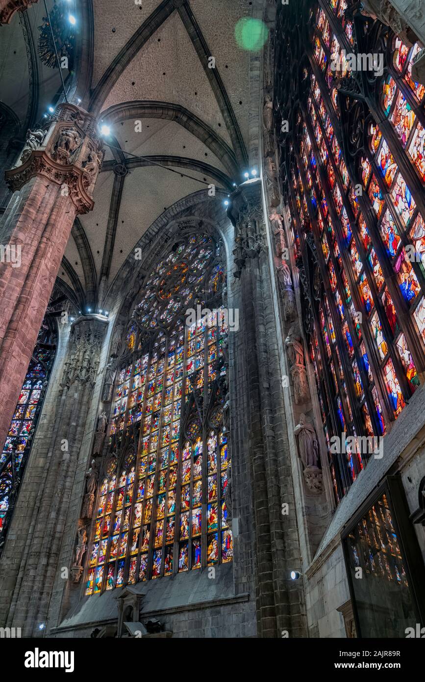 Mailand Italien. Das Innere des Doms. Glasmalerei Stockfoto