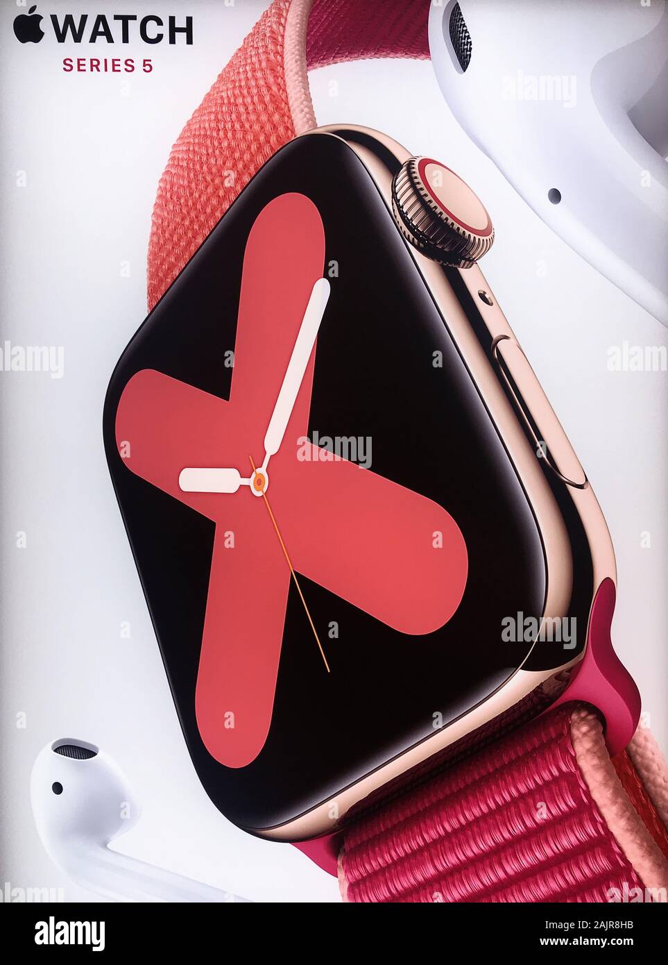 Oviedo, Spanien - Januar 4, 2020: Plakat auf eine Ankündigung des Apple App Store Watch Serie 5. Stockfoto