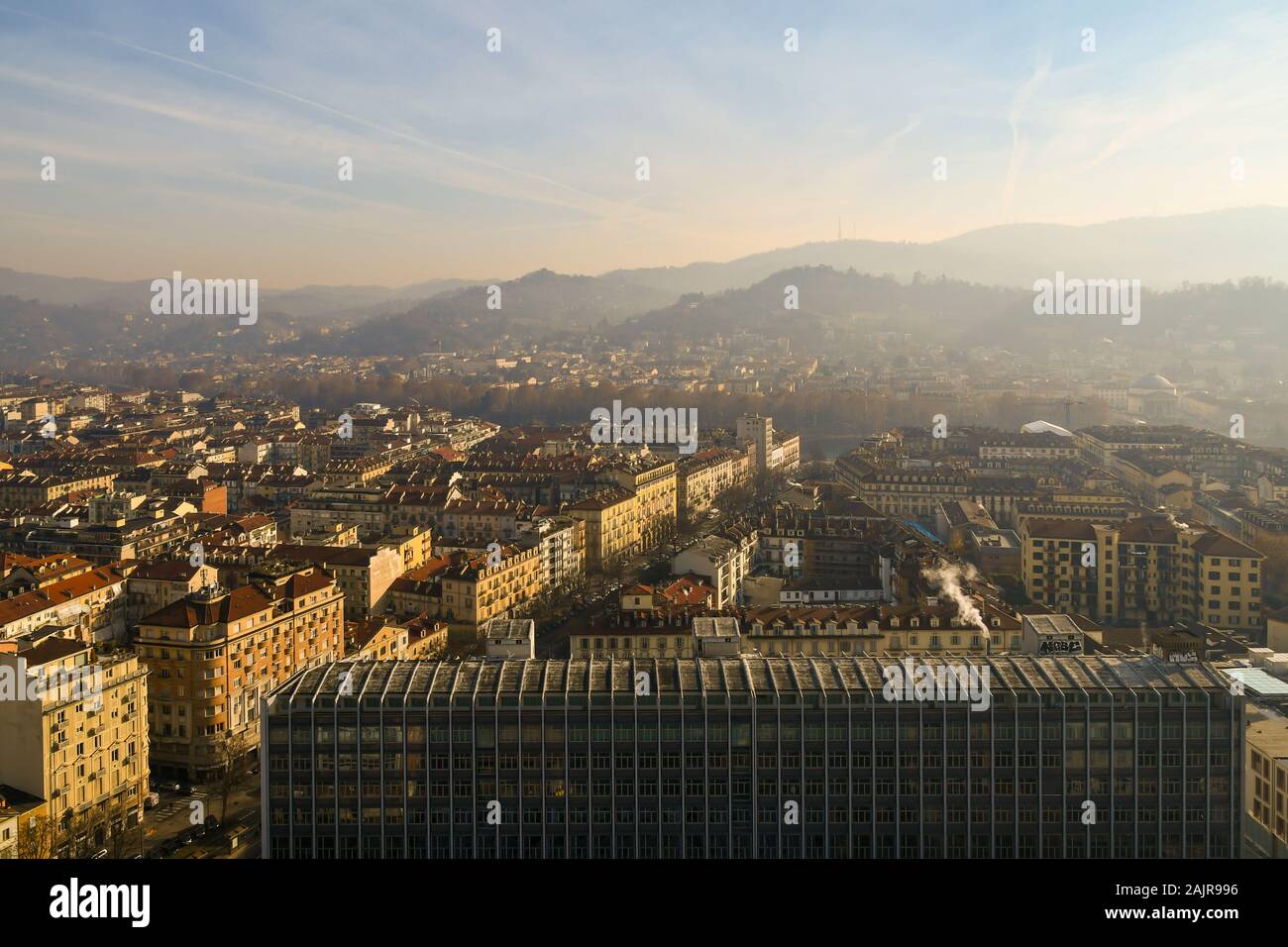 Blick über die Dächer der Altstadt von Turin und seine Hügel von der Mole Antonelliana mit dem Palazzo Nuovo Universität Gebäude, Piemont, Italien Stockfoto