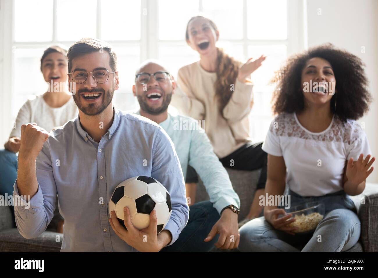 Multirassischen Jugendliche zujubeln, Team, Fußball online Aufgeregt Stockfoto