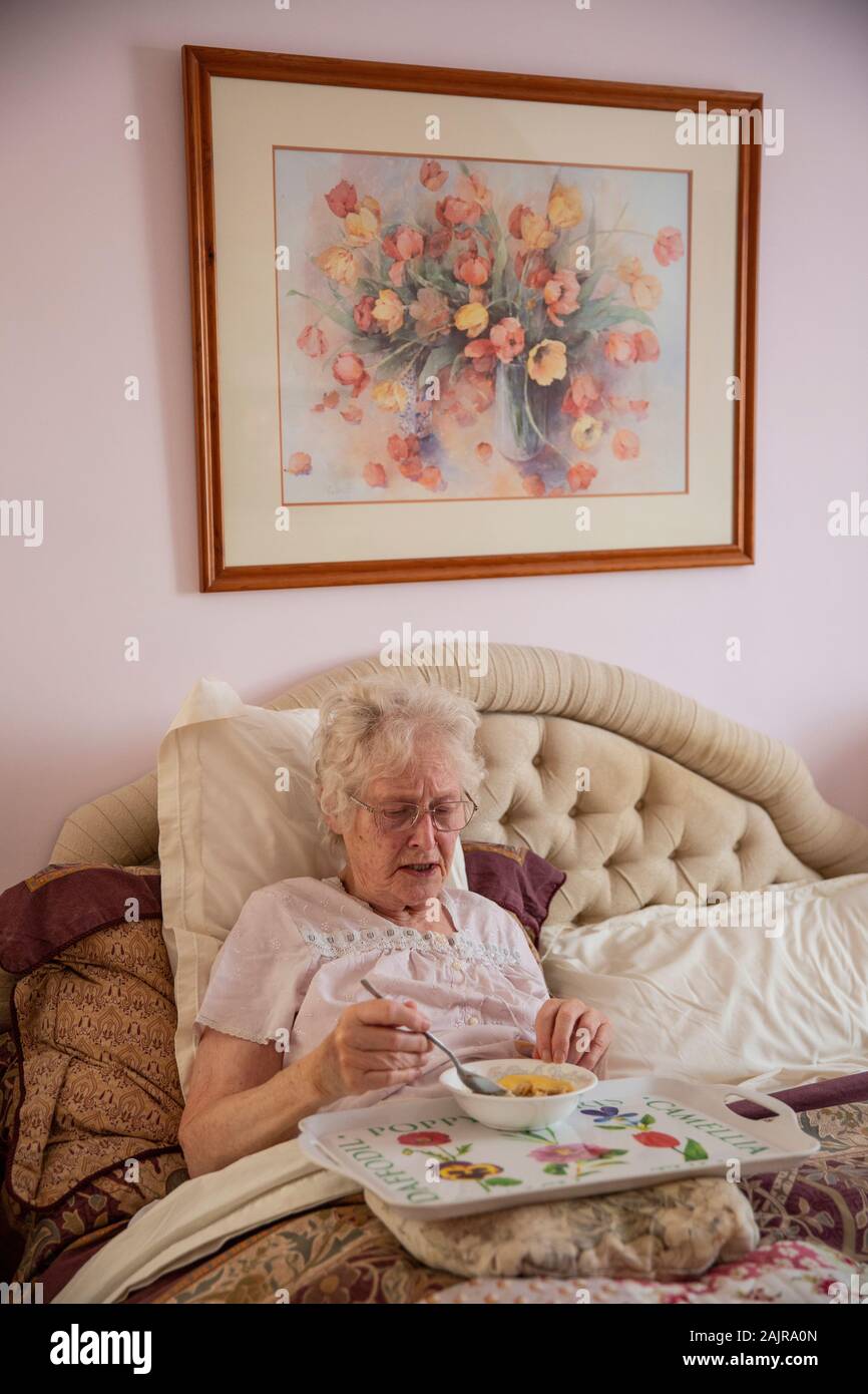83 Jahre ältere Frau, ihr Mittagessen alleine Essen im Bett, England, Vereinigtes Königreich Stockfoto