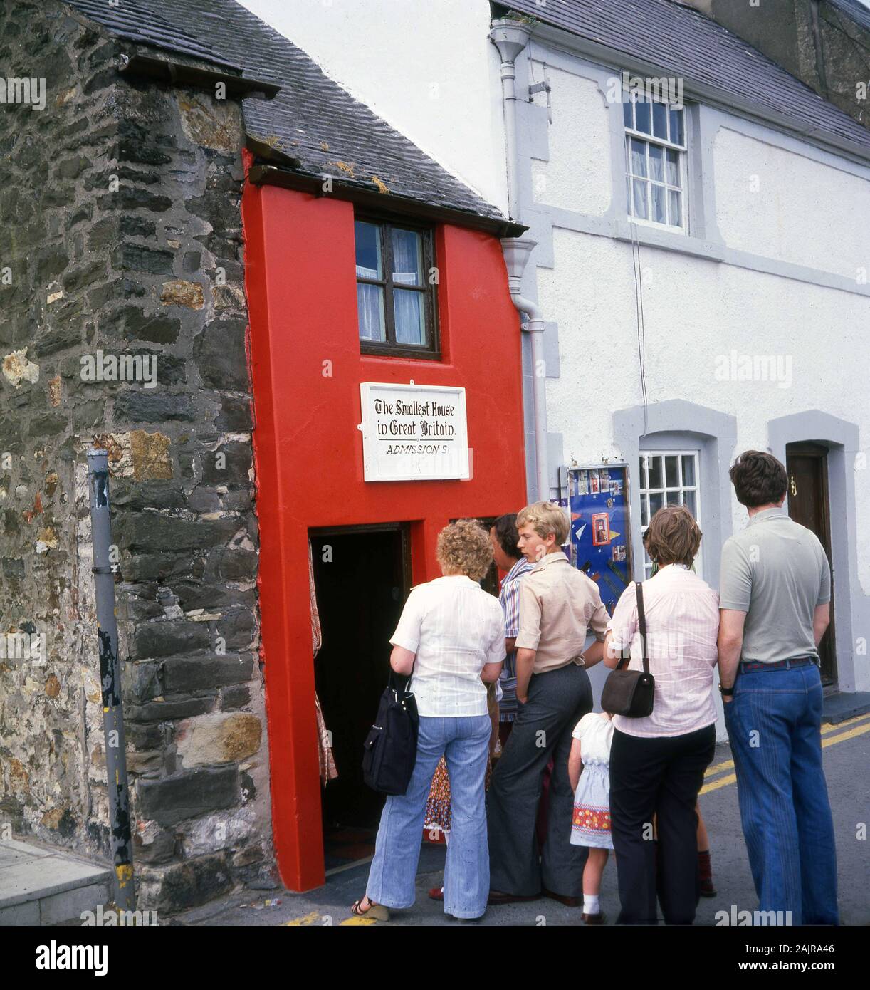 1960, historische, Besucher außerhalb von "Das kleinste Haus in Großbritannien", Eintritt 5 s. Im 16. Jahrhundert gebaut, eins rauf, eins runter Cottage, das kleine Haus ist eine touristische Attraktion in Conway, Wales und auch als Quay House bekannt. Erstaunlich, es war bis 1900, als der Besatzer war ein Fischer 6 Fuß 3 Zoll hoch lebte. Stockfoto