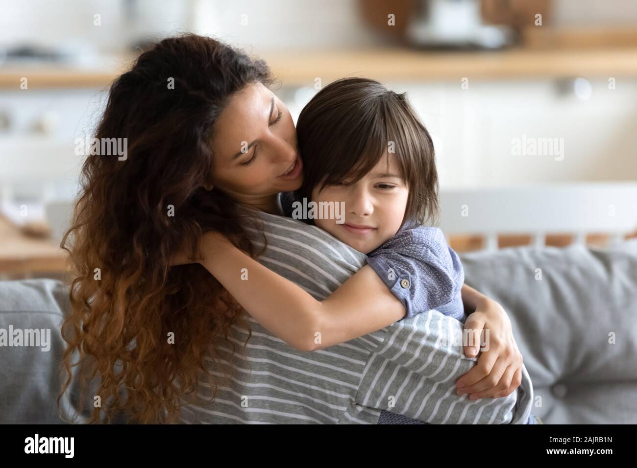 Mama, die kleinen Sohn express Sorgfalt und Liebe ihn beruhigend Stockfoto