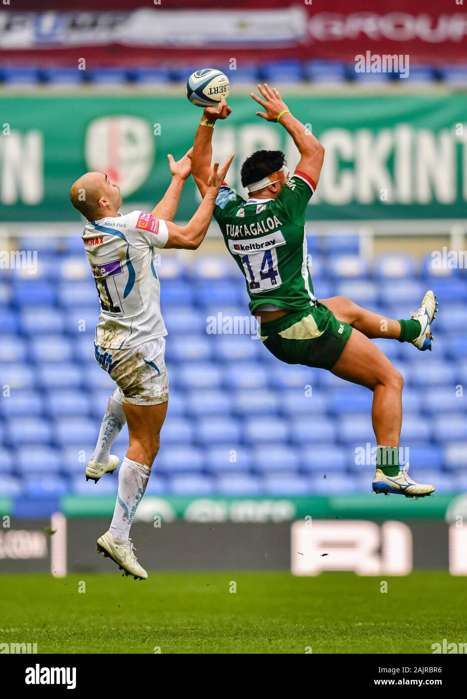 READING, VEREINIGTES KÖNIGREICH. 05. Jan 2020. Belgien Tuatagaloa von London Irish (rechts) und Olly Woodburn Exeter Chiefs (links) springt in der Luft während Gallagher Premiership Rugby Match zwischen London Irish vs Exeter Chiefs im Madejski Stadium am Sonntag, den 05. Januar 2020. LONDON England. (Nur redaktionelle Nutzung, eine Lizenz für die gewerbliche Nutzung erforderlich. Keine Verwendung in Wetten, Spiele oder einer einzelnen Verein/Liga/player Publikationen.) Credit: Taka G Wu/Alamy leben Nachrichten Stockfoto