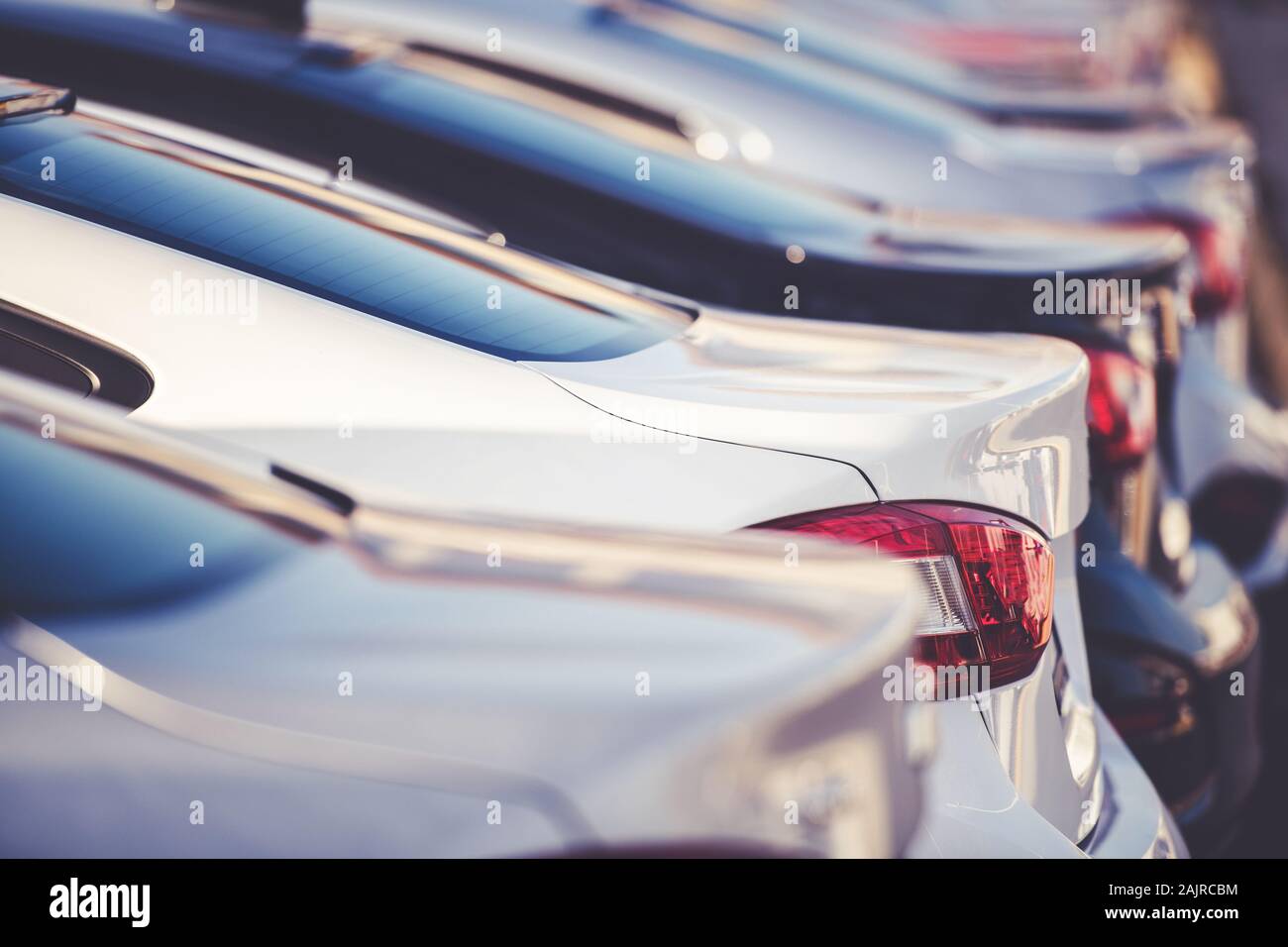 Neue bunte Autos in einer Reihe. Händler Verkäufe Menge. Closeup Foto. Transport Industrie. Stockfoto