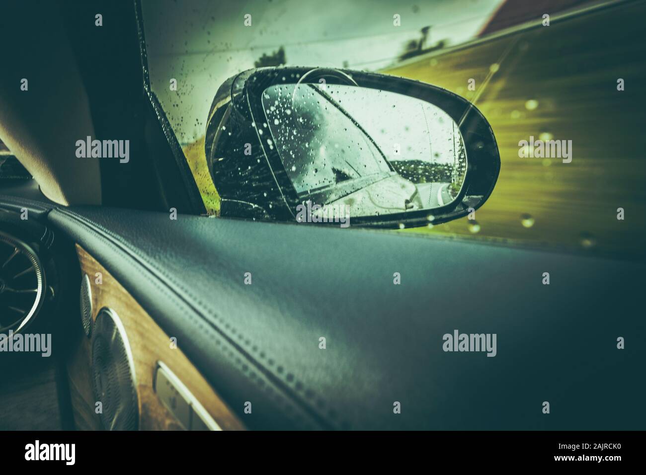 Foto zum Thema Der Außenspiegel eines Autos wird im Seitenspiegel