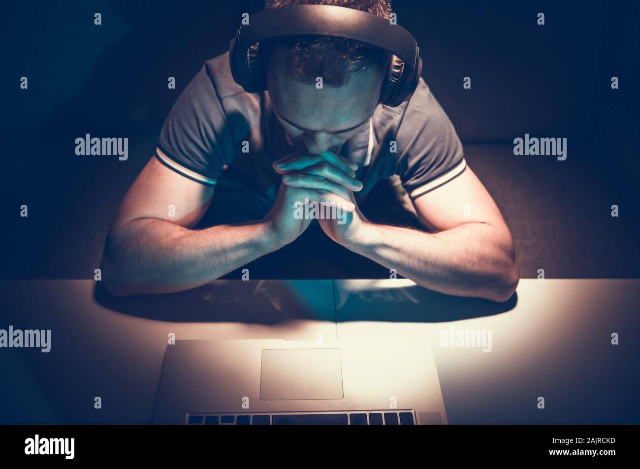 Kaukasischen Männern in seinem 30s Online Video Kurse Beobachten und Lernen. Selbstverbesserung Thema. Stockfoto