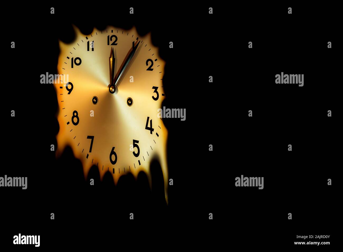 Mechanische Uhr Gesicht, der immer fünf Minuten nach Mitternacht Zeit  schmilzt auf schwarzem Hintergrund Kopie Raum Stockfotografie - Alamy