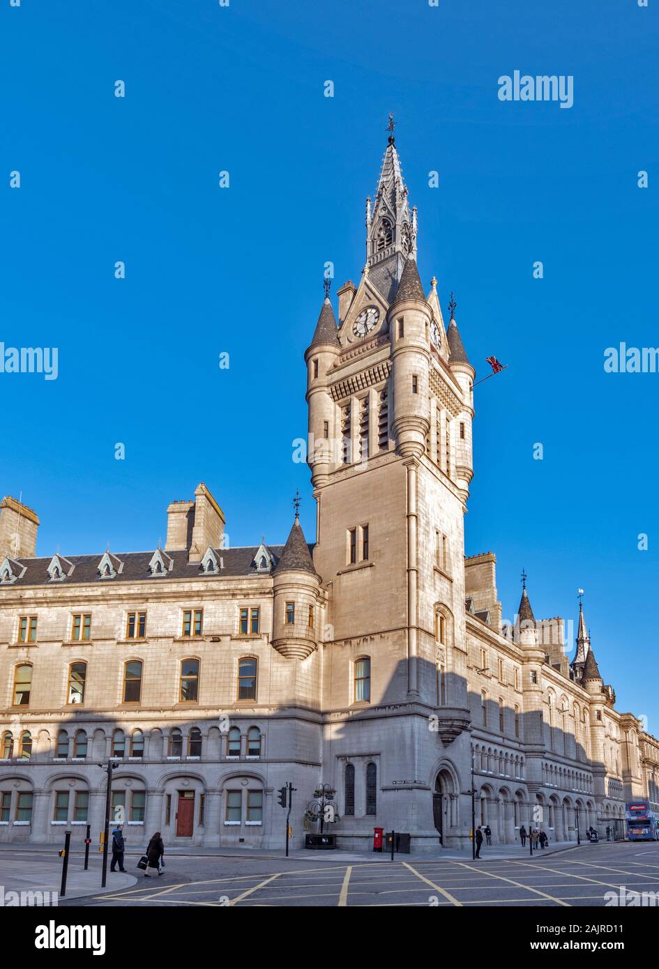 ABERDEEN CITY SCHOTTLAND DIE IKONISCHEN STADTHAUS TURM UND UHR AN DER ECKE VON BROAD STREET UND UNION STREET Stockfoto