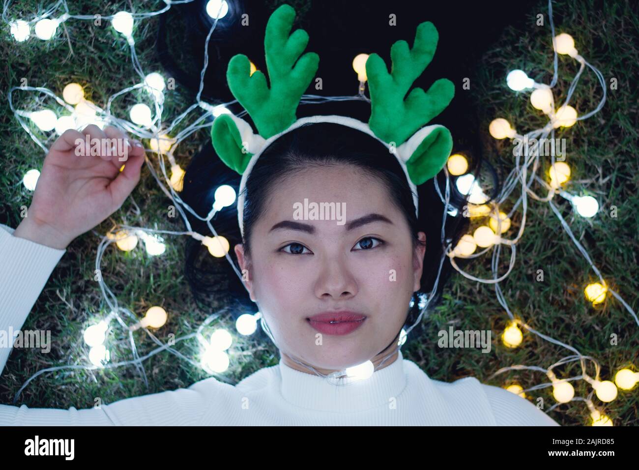 Schöne Mode Stil der vietnamesischen Frauen - Porträt der asiatischen schöne Mädchen beste Freunde liegen auf bunte Lichter auf dem Gras Stockfoto