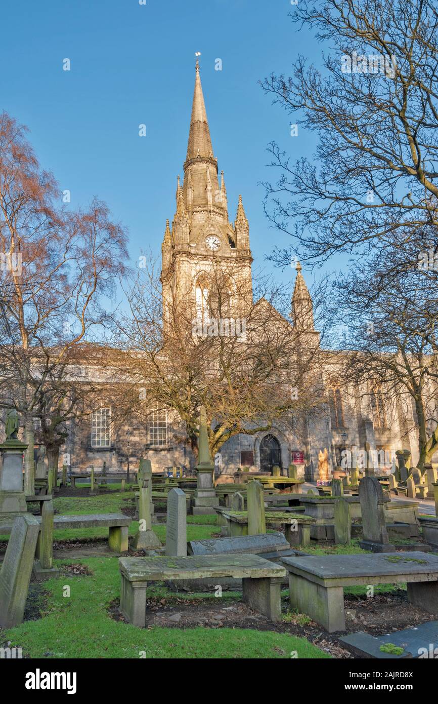 ABERDEEN CITY SCHOTTLAND den Kirchturm und Kirk von St. Nikolaus und auf dem Friedhof IN DER UNION STREET Stockfoto