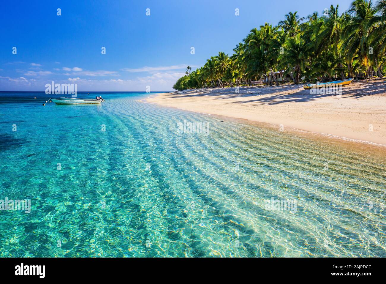 Dravuni Island, Fidschi. Strand auf der tropischen islandand, türkisfarbenem Wasser. Stockfoto