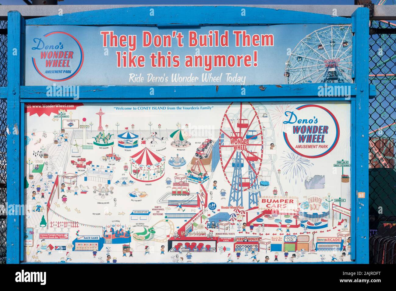 Deno's Wonder Wheel auf Luna Park Schild auf Coney Island, Brooklyn, New York, United States Stockfoto