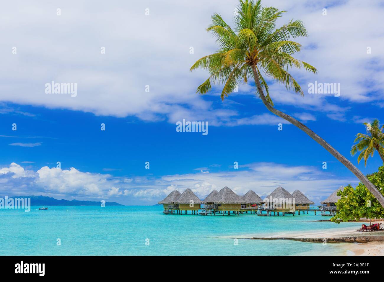 Bungalows über dem Wasser von tropischem Resort, Bora Bora Island, in der Nähe von Tahiti, Französisch Polynesien. Stockfoto