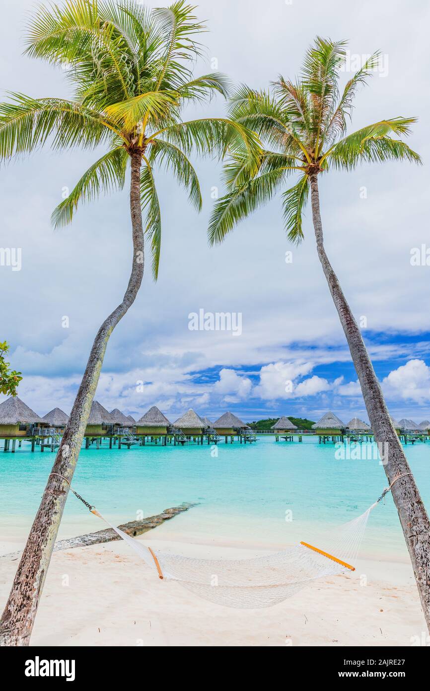 Bungalows über dem Wasser von tropischem Resort, Bora Bora Island, in der Nähe von Tahiti, Französisch Polynesien. Stockfoto