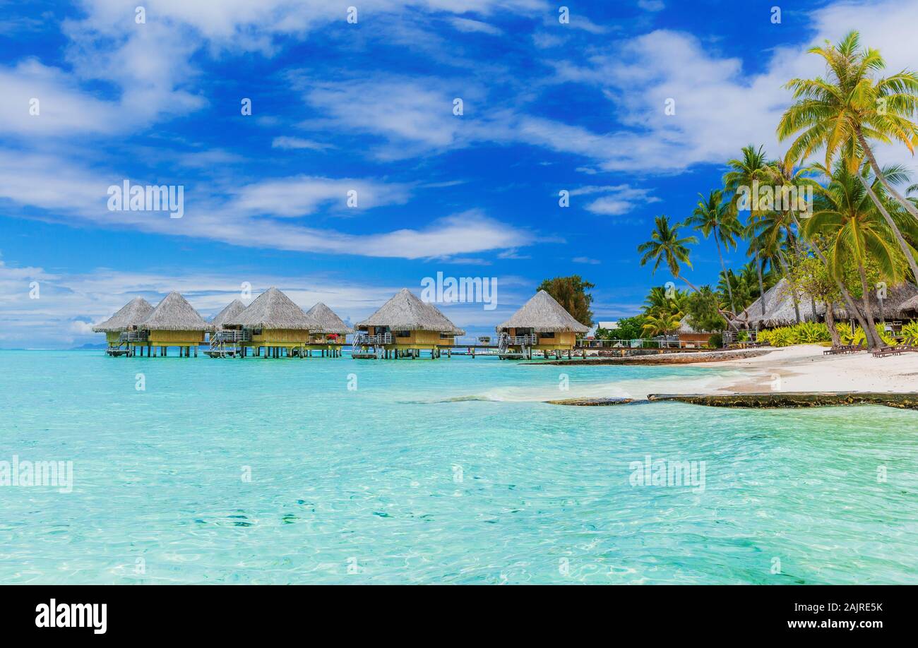 Bungalows über dem Wasser von tropischem Resort, Bora Bora Island, in der Nähe von Tahiti, Französisch Polynesien. Stockfoto