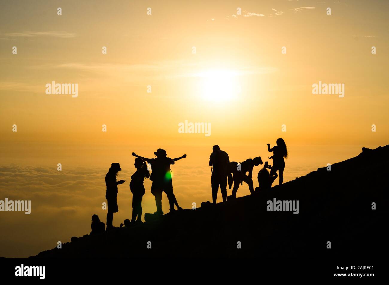 Schöne Aussicht auf den Sonnenuntergang von Apu Siqay mit der Silhouette der unkenntlich Menschen, in der Villa Maria - Lima - Peru Stockfoto